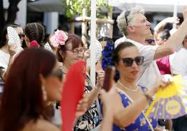 Los locales disfrutan de la feria junto a los acentos y los idiomas de las personas de otras partes del mundo que visitan Málaga.