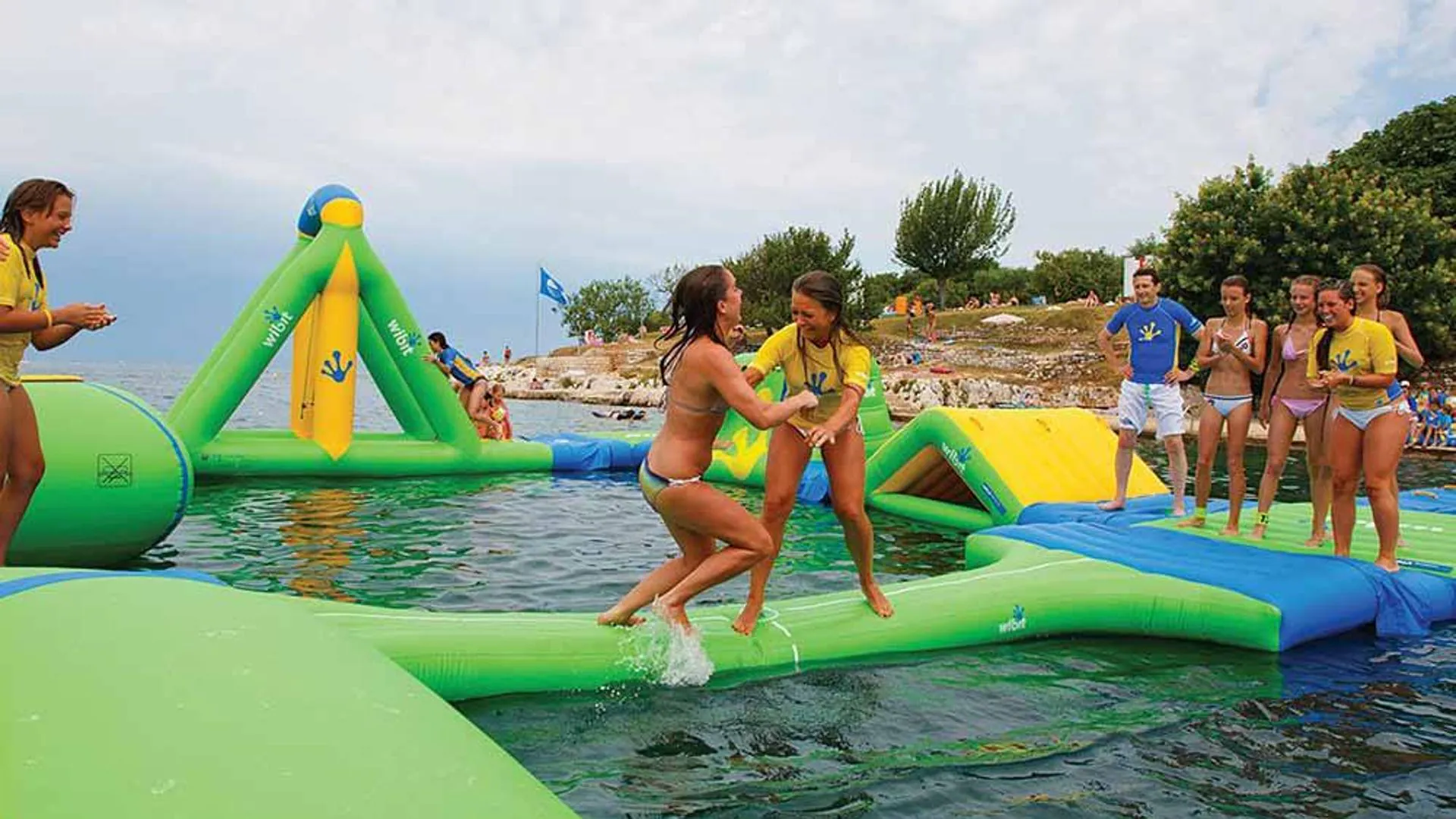 Parques acuáticos flotantes en Málaga: diversión y adrenalina en la playa