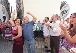 Juan Espadas con Daniel Pérez y Mari Nieves Ramírez, en la portada de la feria en la calle Larios, este martes.