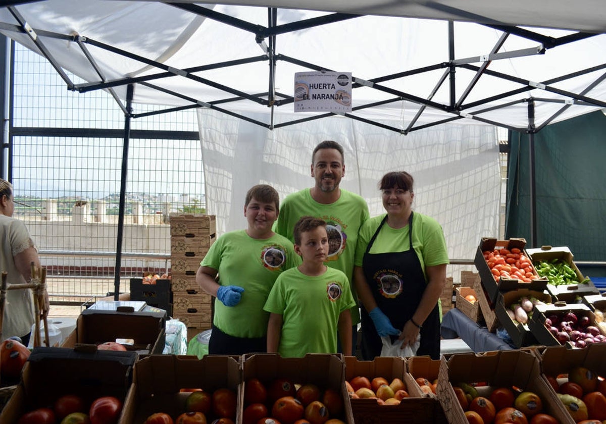 La familia García Fernández recibe el premio al mejor tomate Huevo de Toro de la temporada 2023.