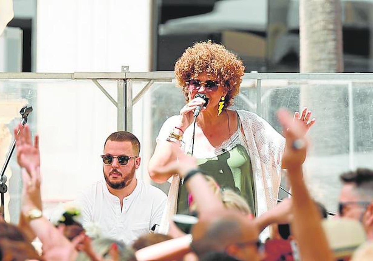 Encarni Navarro durante una de sus actuaciones en la Plaza de la Constitución.