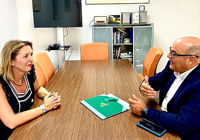 María Rosa Morales y Jesús Lupiáñez, en el encuentro celebrado este miércoles en Vélez-Málaga.