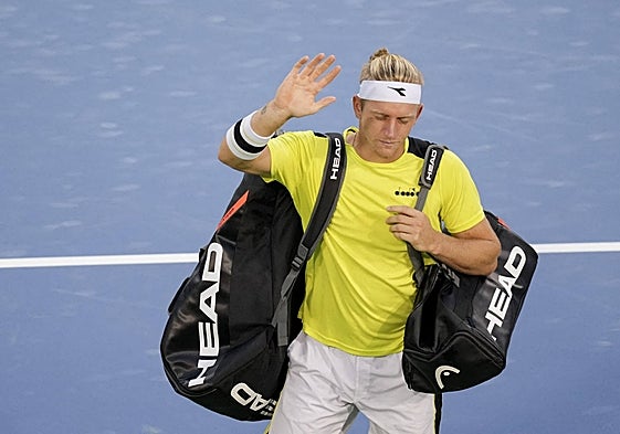 Alejandro Davidovich se despide de los aficionados tras retirarse de la central de Cincinnati, en su duelo ante Novak Djokovic la madrugada de este jueves.