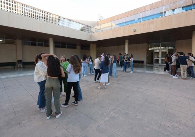 Estudiantes, en la entrada a la Facultad de Medicina de la UMA.