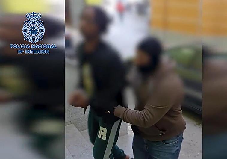 Uno de los detenidos en la operación.