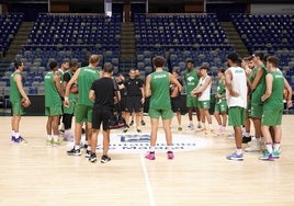 Ibón Navarro reune a sus jugadores antes de comenzar la sesión este viernes.