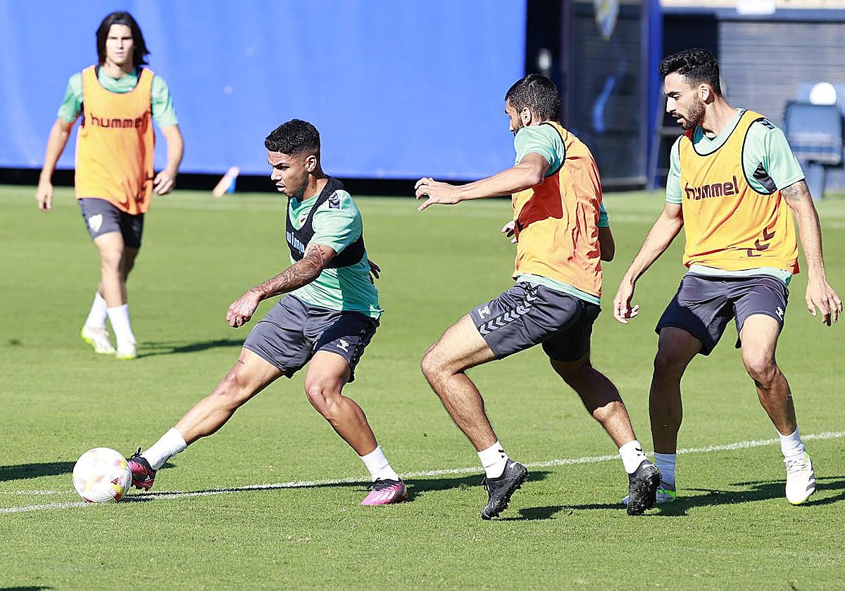 Loren Zúñiga da un pase durante un entrenamiento con el Málaga este verano.