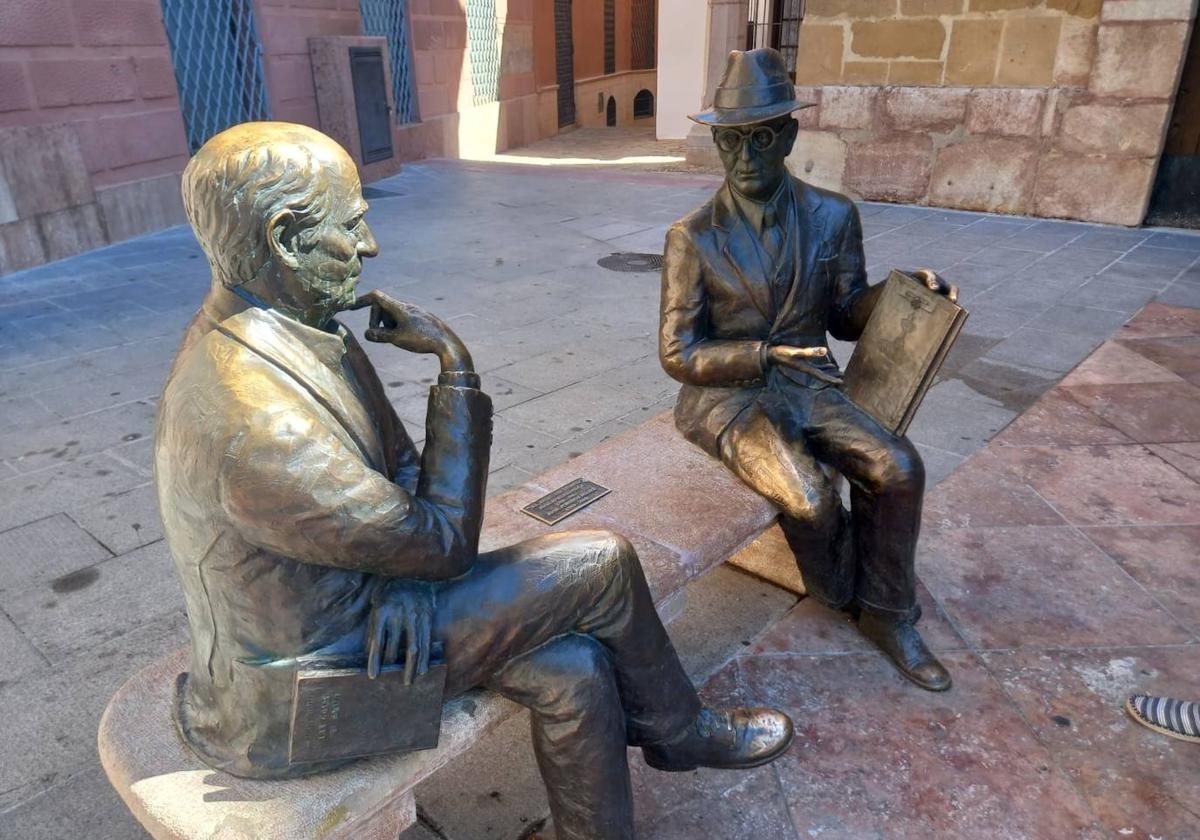 José Antonio Muñoz Rojas y José María Fernández, juntos para siempre en la plaza de San Sebastián