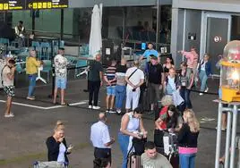 Foto tomadas por taxistas en las que se aprecia a un grupos intentando captar a los turistas a la salida de la terminal de llegadas del aeropuerto de Málaga.