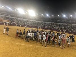 ¿De dónde salieron tantos chiquillos para saltar al ruedo y jalear a Roca Rey? Una imagen insólita en La Malagueta el pasado miércoles.