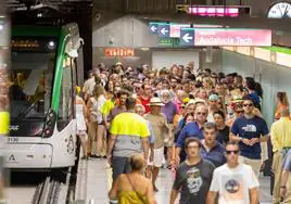 Usuarios usan el metro de Málaga durante los días de grandes de la Feria de Agosto.