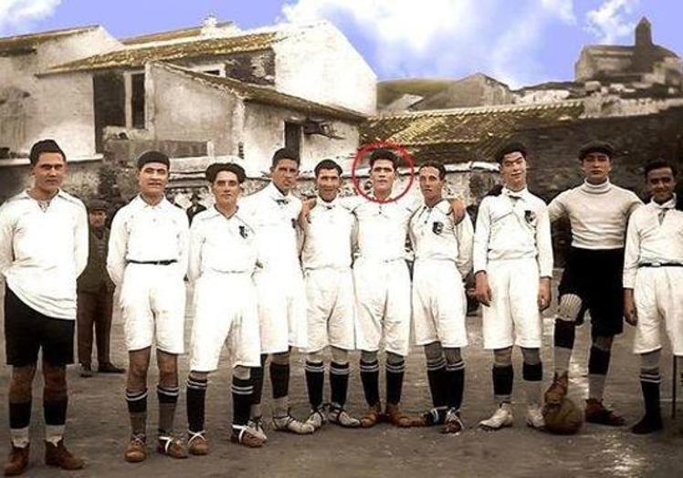 Imagen principal - Arriba, once del Vélez CF en 1922. En el centro, Anita Carmona, que jugaba bajo el pseudónimo 'Veleta'. Abajo, el párroco Francisco Míguez fue el gran valedor de Nita Carmona. Y cartel del estadio creado por el párroco Francisco Míguez Fernández. 