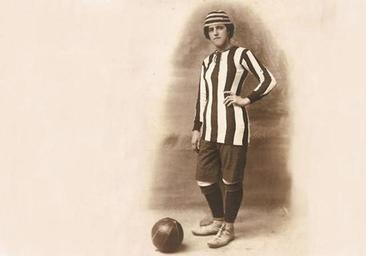 La pionera futbolista malagueña que jugó vestida de hombre