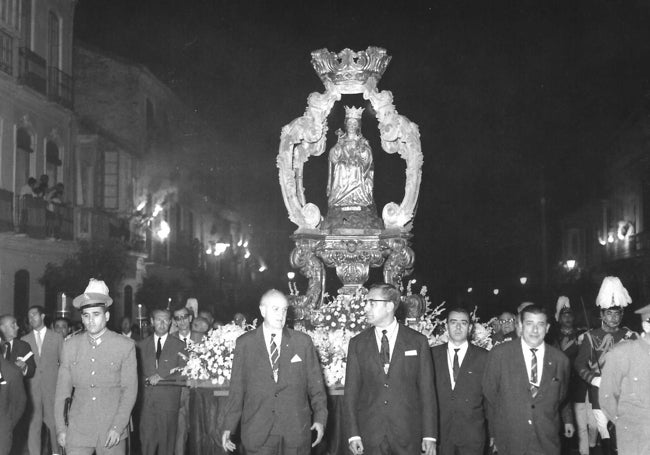 Procesión de 1965, a su paso por el Compás de la Victoria.