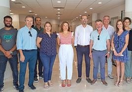 La delegada de la Junta, Patricia Navarro, y el delegado de Salud, Carlos Bautista, este martes en el nuevo consultorio médico de Cómpeta con los alcaldes de la zona.