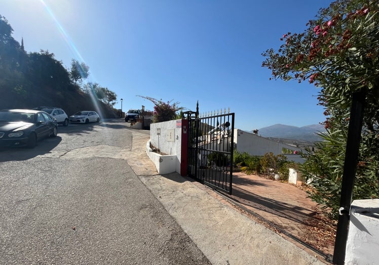 Imagen principal - Arriba, la cancela metálica dañada por las embestidas del vecino inglés con su coche; abajo a la izquierda, el vehículo de la víctima, abollado por los golpes, y a la derecha, vistas del embalse desde la vivienda de David James en La Viñuela.