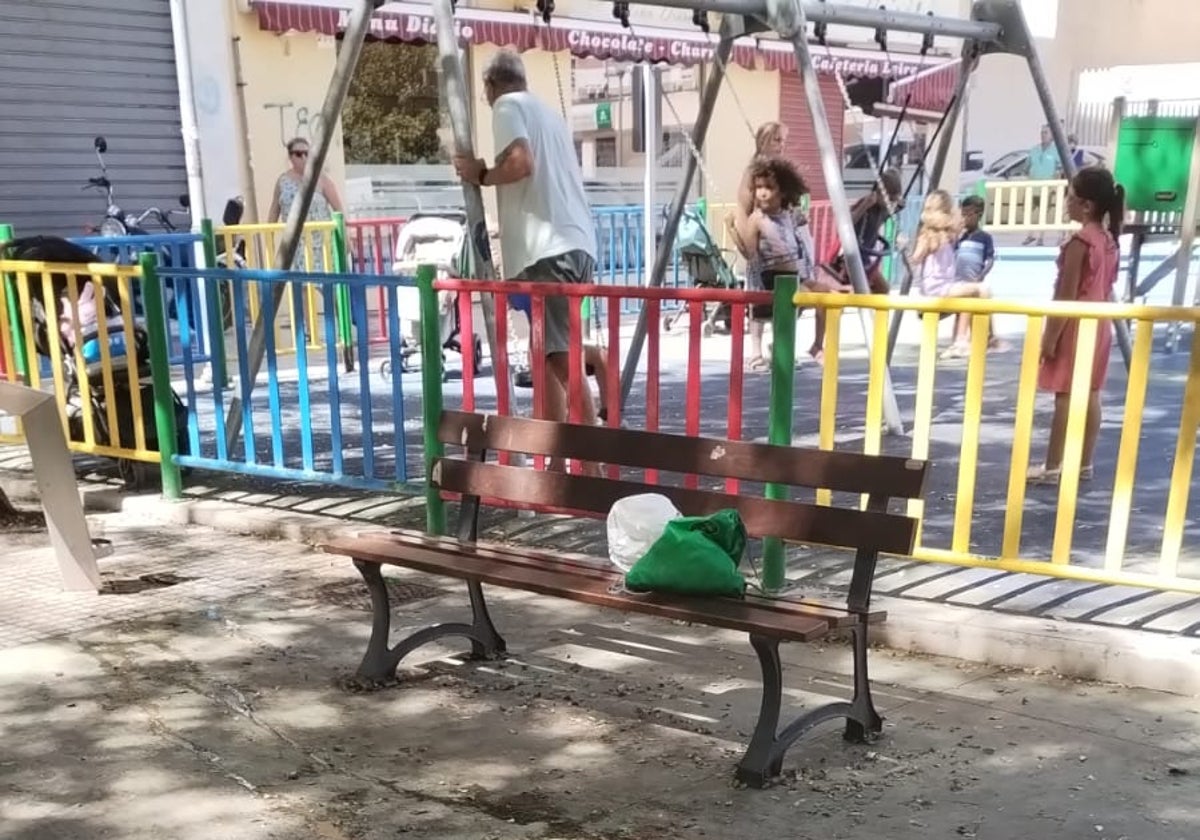 Vista de la acumulación de basura en el en el parque infantil.