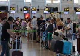 Colas en los mostradores de facturación del aeropuerto de Málaga.