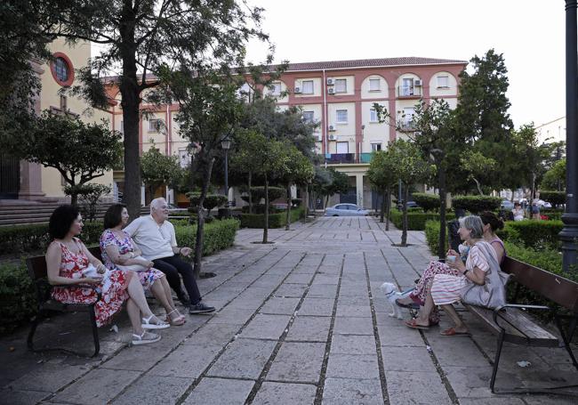 La familia de Juan Trujillo, a la izquierda, conversa con Ana Galacho y su hija, en la plaza de Pío XII.