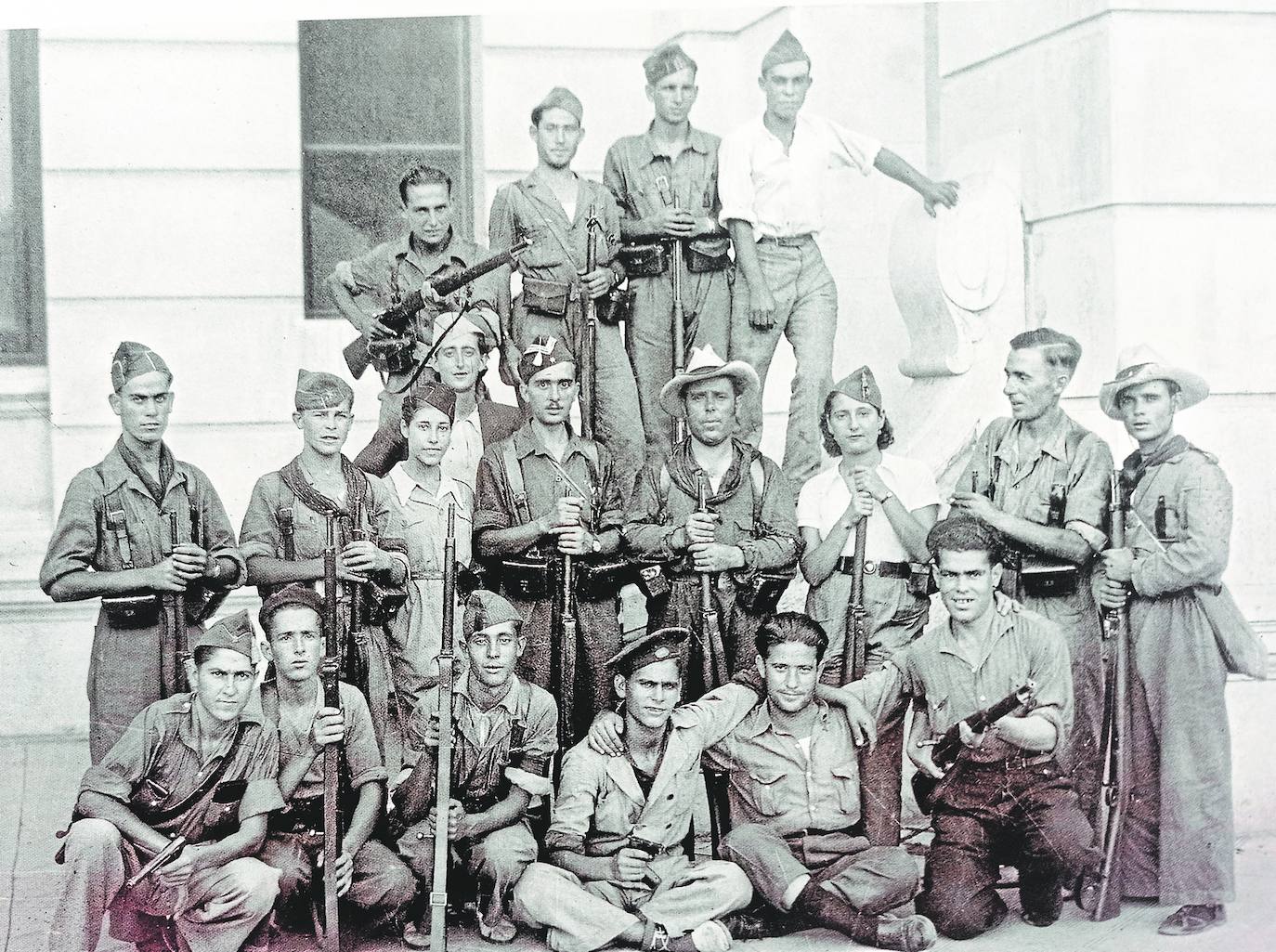 Grupo de milicianos en la puerta del Ayuntamiento