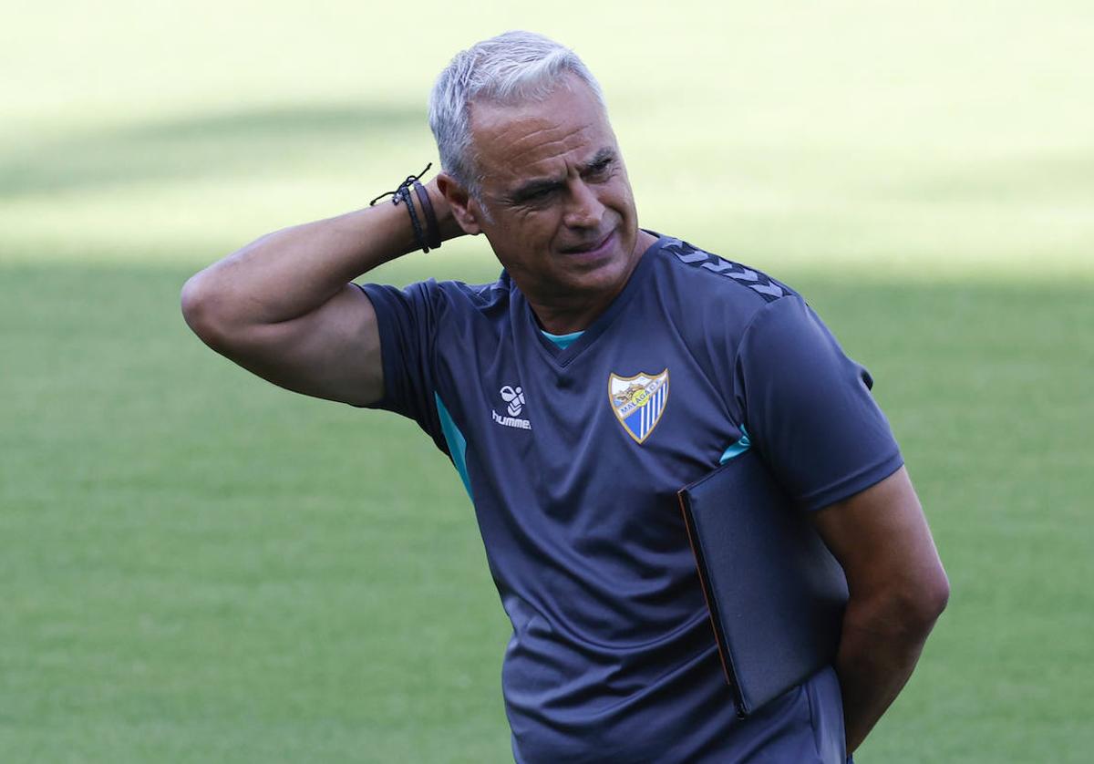 El técnico del Málaga, Sergio Pellicer, durante el último entrenamiento antes del partido contra el Castellón.