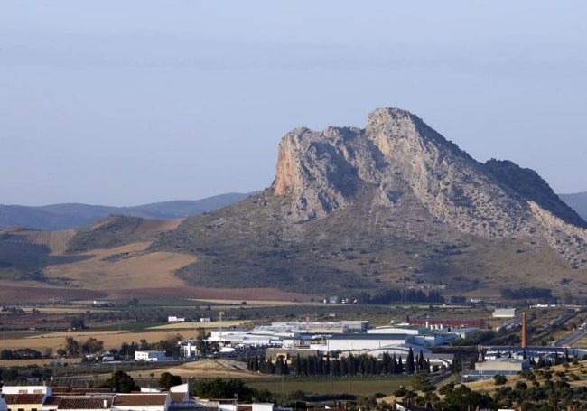 La Peña de los Enamorados se eleva sobre la llanura circundante.