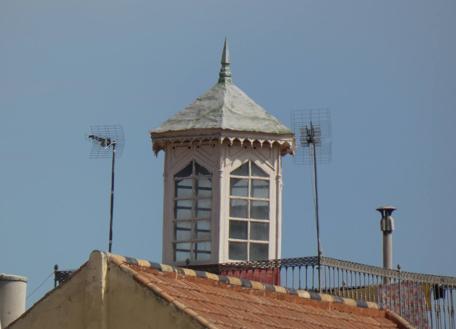 Imagen secundaria 1 - Primera foto, torre de calle Cister. Segunda, terraza con quiosco en Alameda 38. Y tercera foto, torreón en Granada 56. 