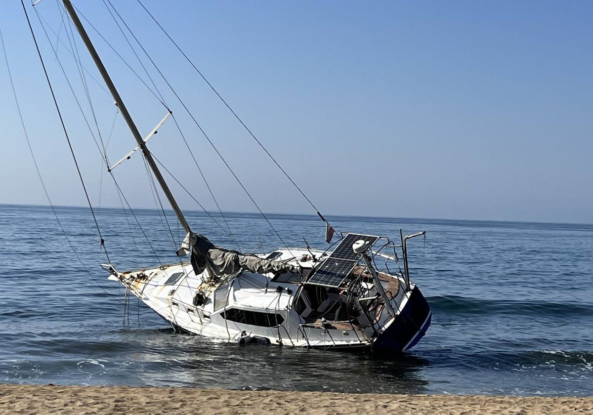 Embarcación varada en la playa de San Pedro, cerca del chiriguito Nuevo Reino.