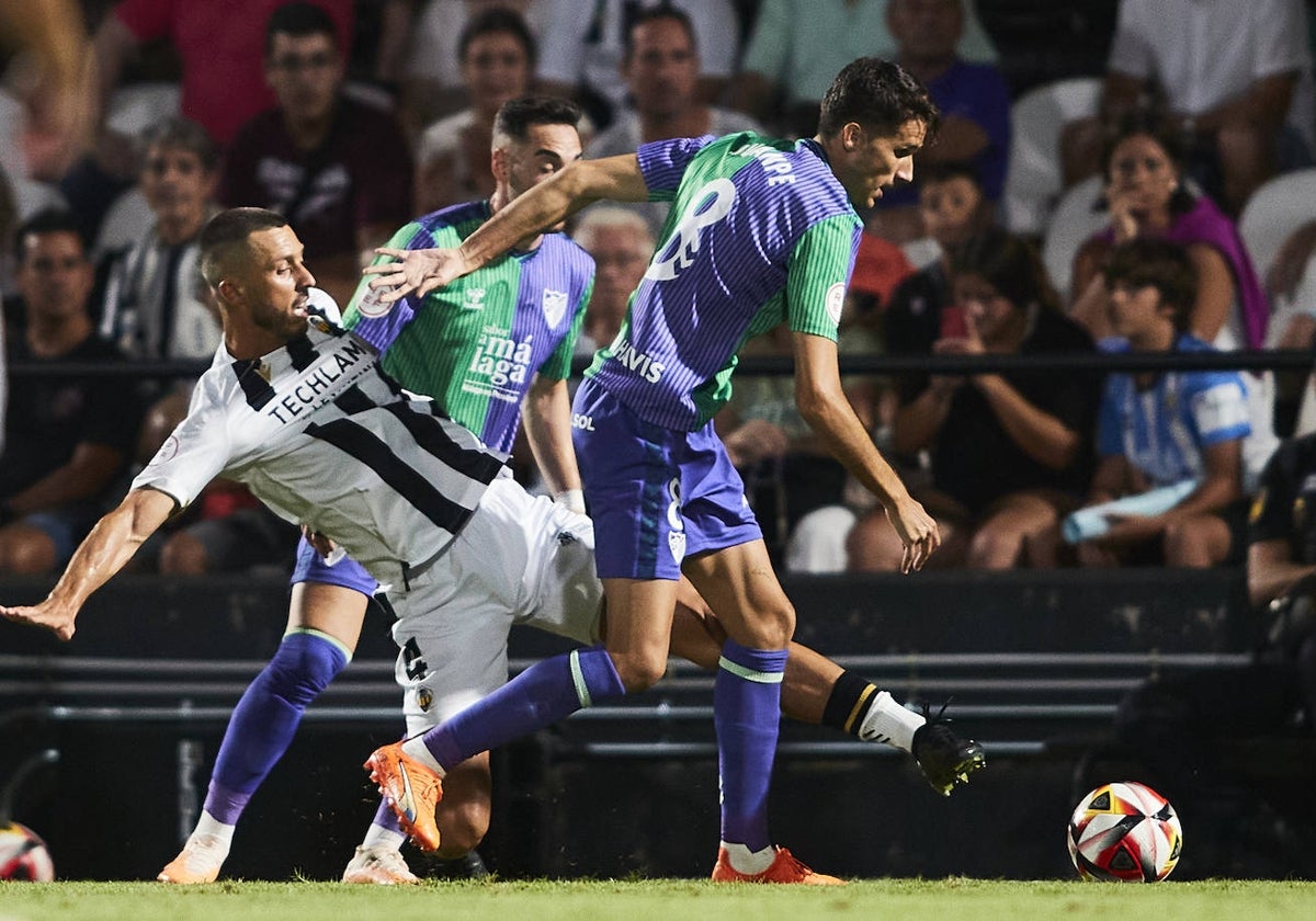 Juanpe, en una disputa con Medunjanin en el duelo de este sábado.