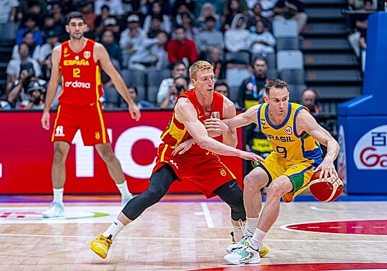 Alberto Díaz, en la defensa a Marcelinho Huertas.