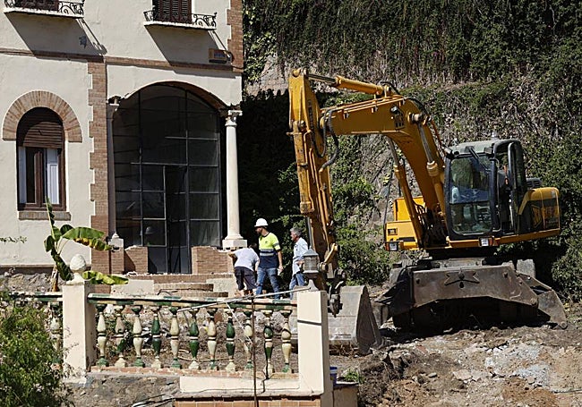 La máquina excavadora de la empresa Las Nieves, junto al edificio.