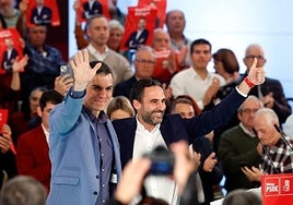 Una imagen del último acto de Pedro Sánchez en Málaga, acompañado por Daniel Pérez.