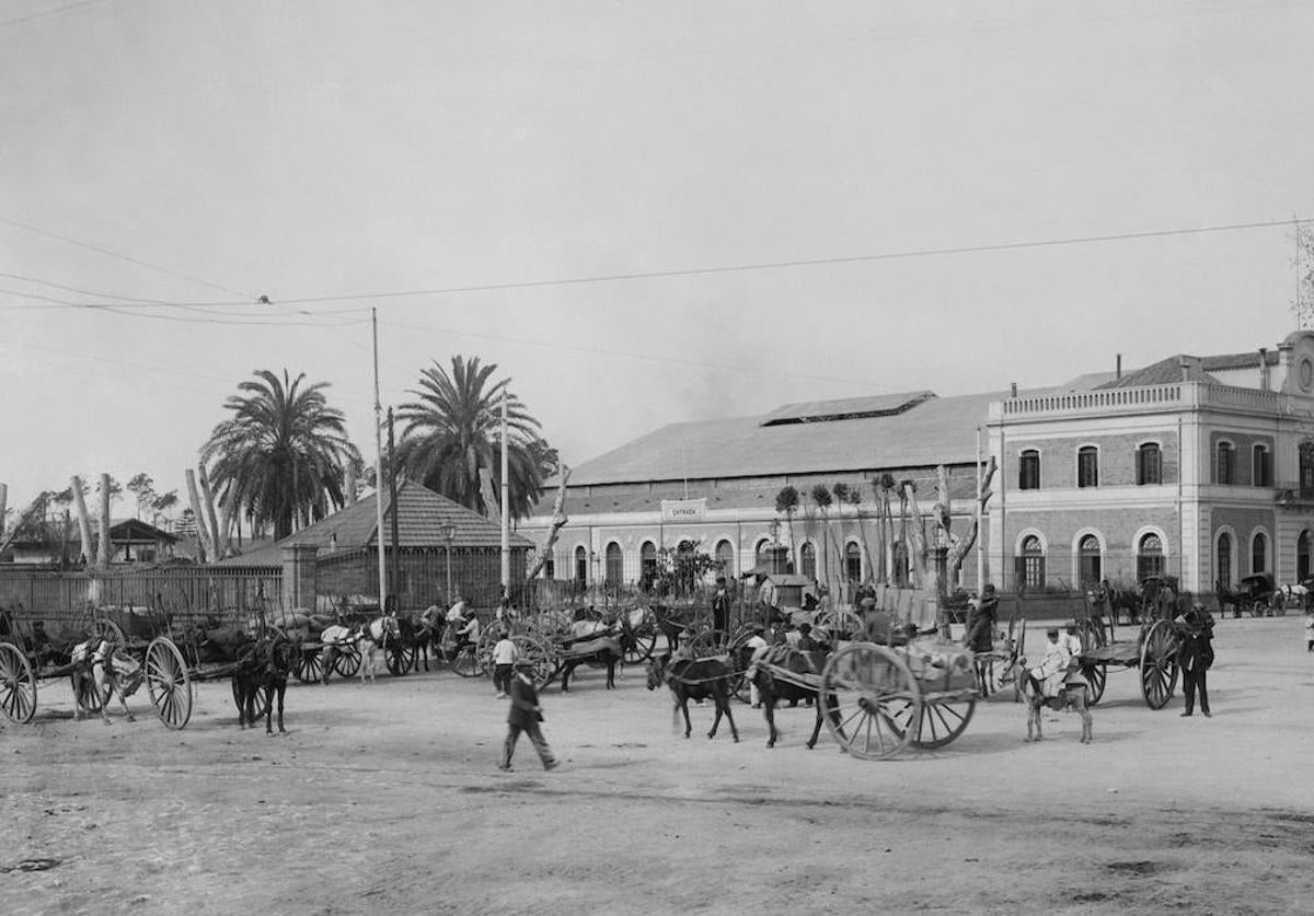 Carros en los alrededores de la estación.