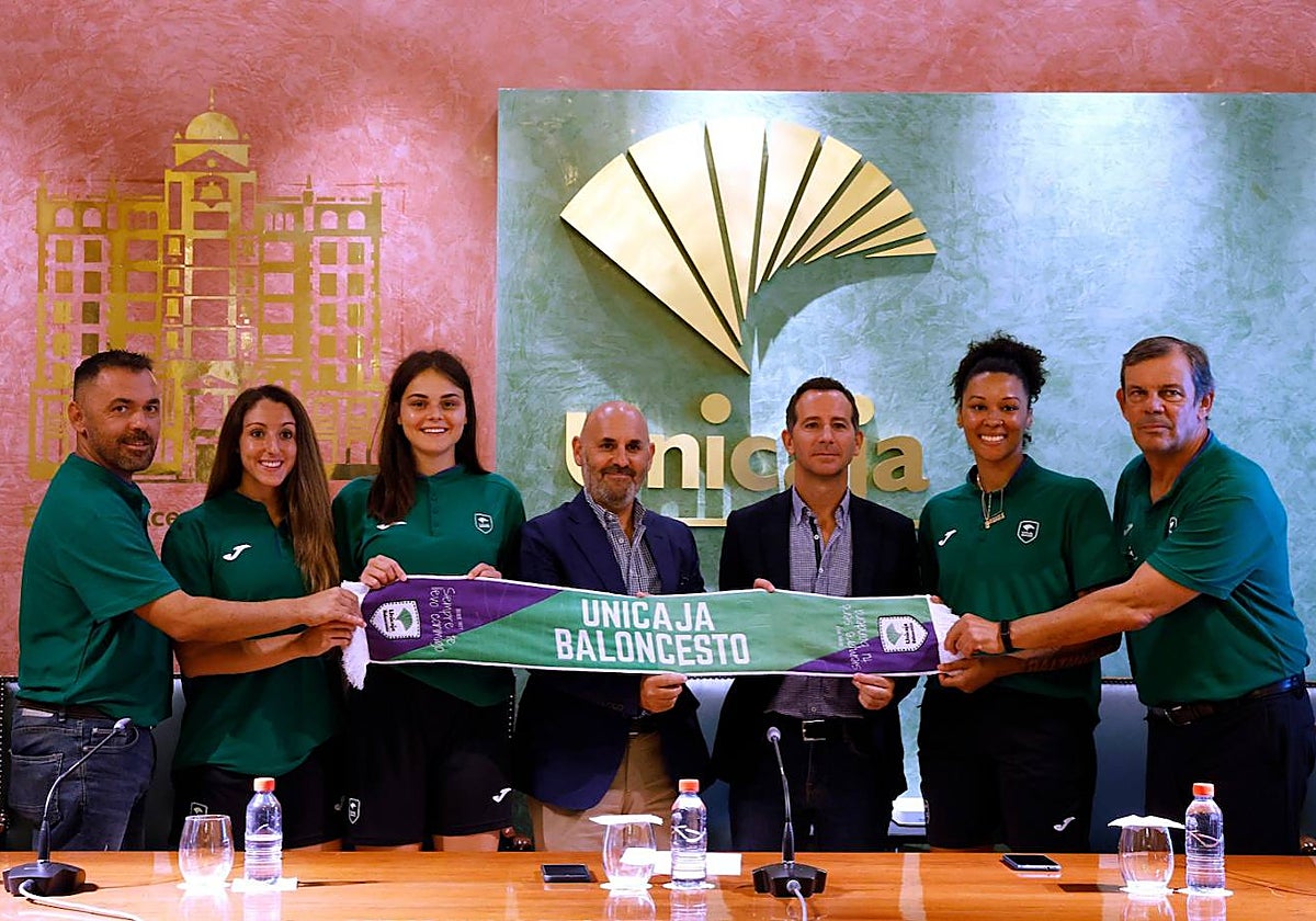 Francis Trujillo, Clara Cáceres, Wiktoria Keller, Manuel Dorado, Akilah Bethel y Juanma Rodríguez, en el Salón de Actos de Unicaja.