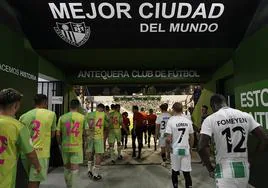El túnel de vestuarios es una de las principales novedades de cara al inicio del juego. En la foto, salida del Málaga y del Antequera en el amistoso del 16 de agosto