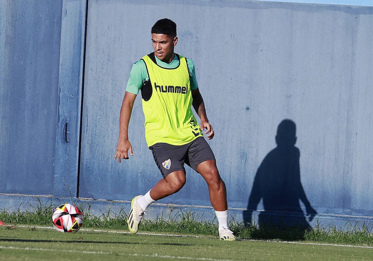 El futbolista del Málaga, Loren Zúñiga, en un entrenamiento de esta semana.