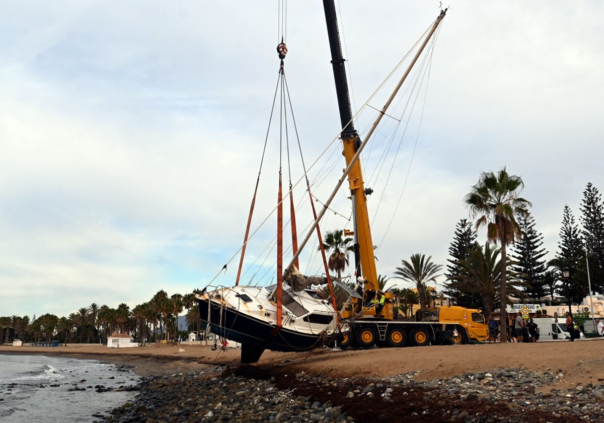 Retirada del velero encallado en la playa de San Pedro.