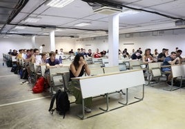 Estudiantes se examinaban ayer viernes de Fundamentos de Ingeniería Eléctrica, en la Escuela de Ingenierías Industriales.