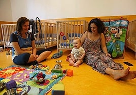 El pequeño Alejandro, de 7 meses, con su madre, Inma, y Chiara, educadora en Novaschool centro.