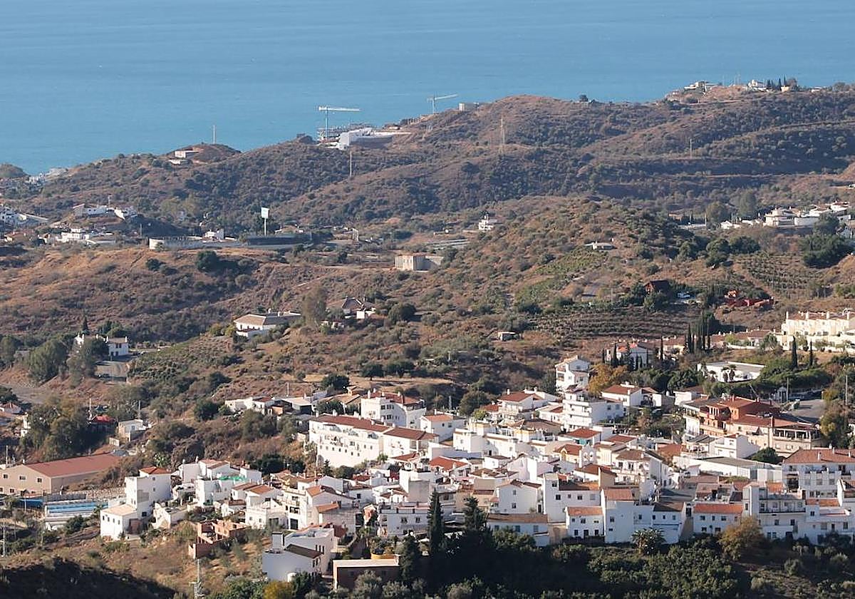 Ubicación. Esta pequeña población está situada en una posición elevada y rlativamente cercana al mar.