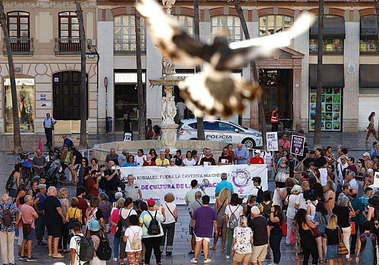 Imagen principal - Concentración en Málaga contra Luis Rubiales, «la caverna machista» y «la cultura de la violación»