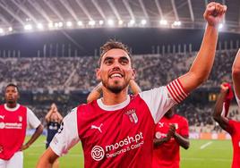 El futbolista Ricardo Horta, estrella del Braga, celebra la reciente clasificación de su equipo para disputar la fase de grupos de la Champions League.