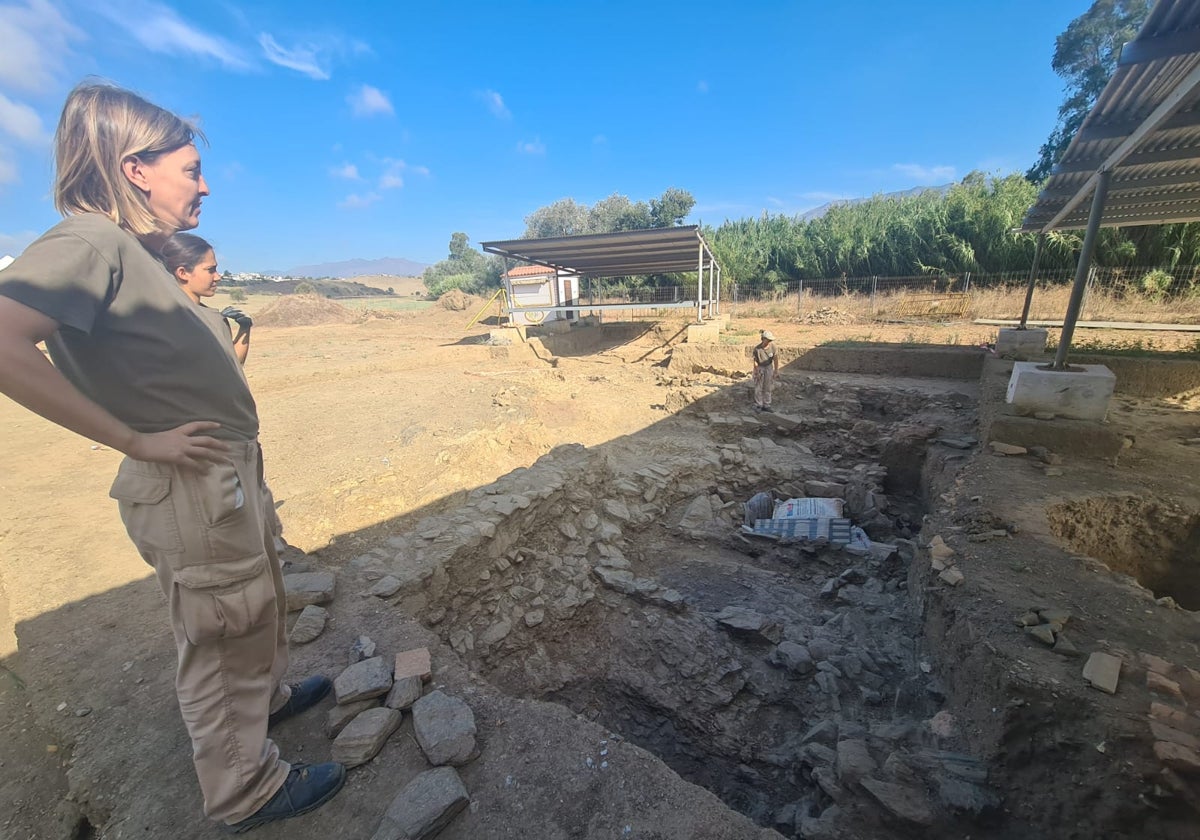 Desirée Piñero su equipo contemplan la zona donde se ha descubierto la necrópolis fenicia.