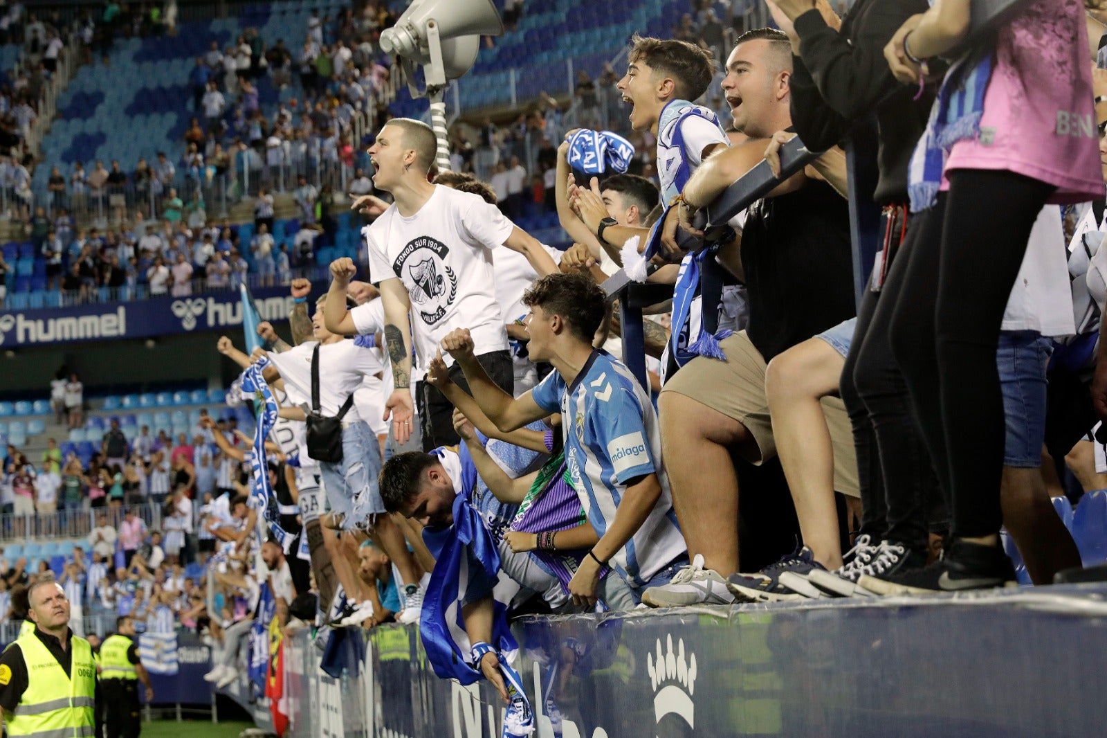 Aficionados del Málaga celebran el gol del triunfo ante el Atlético B.