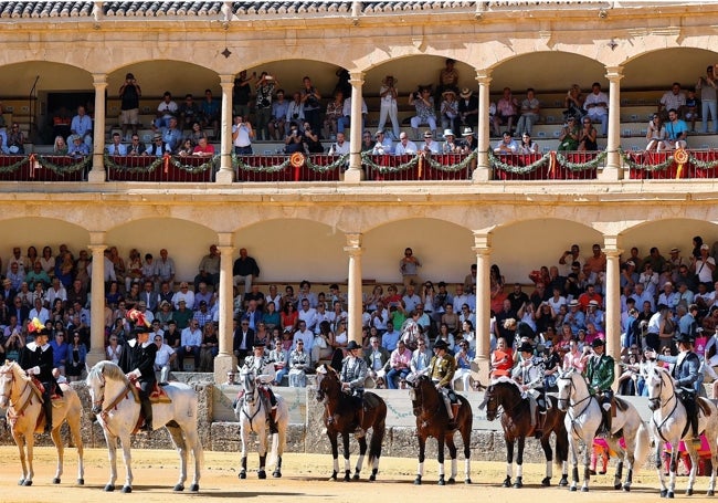 Los rejoneadores al inicio del paseíllo.