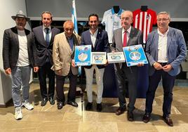 Foto en el antepalco de La Rosaleda en el partido Málaga-Atlético B donde el club entregó a los ayuntamientos de Málaga y Marbella los brazaletes personalizados para homenajear a las dos ciudades. El alcalde de Málaga, Francisco de la Torre, posa el segundo por la izquierda junto al presidente de la Diputación, Francisco Salado.