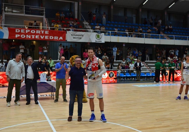 Tyler Kalinoski, con el trofeo de MVP de la final.