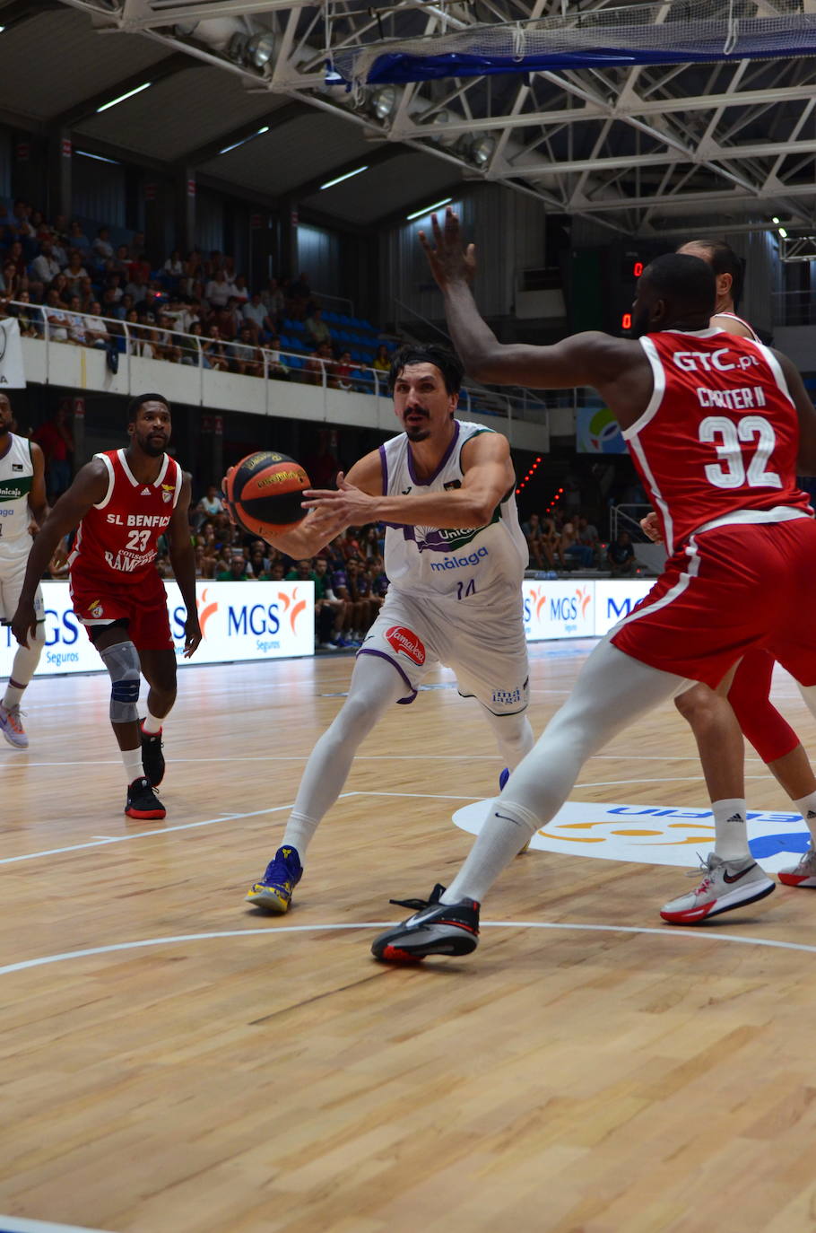 El Unicaja-Benfica de la final del Torneo EncestaRías, en imágenes