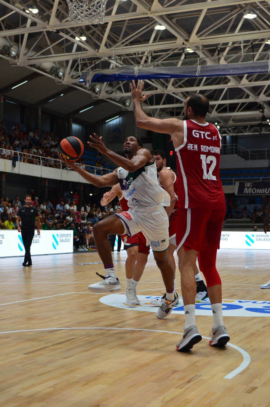 El Unicaja-Benfica de la final del Torneo EncestaRías, en imágenes