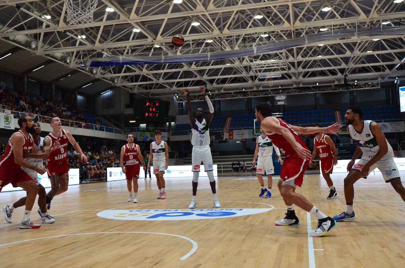 El Unicaja-Benfica de la final del Torneo EncestaRías, en imágenes